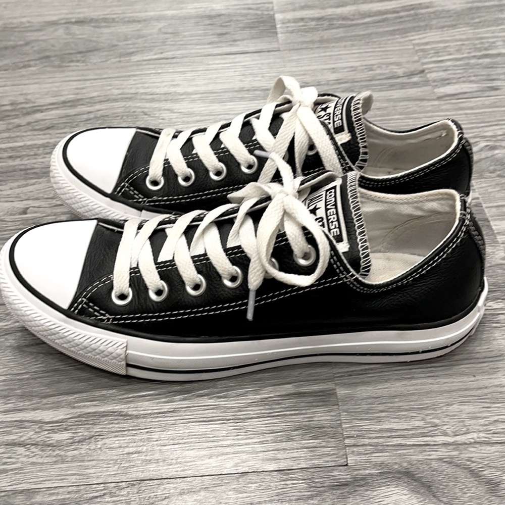 Converse sz 7 blk faux leather low top EUC 🖤